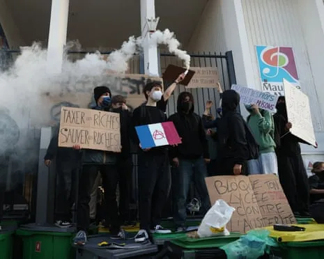 New France's Prime Minister Faces Mounting Pressure as Nationwide Strikes Paralyze Schools and Transport